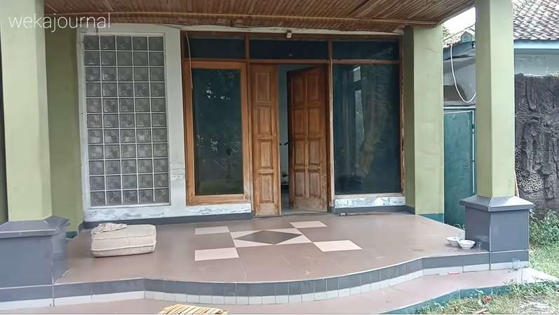 10 Potret Rumah Mewah Artis yang 15 Tahun Terbengkalai, Serem!