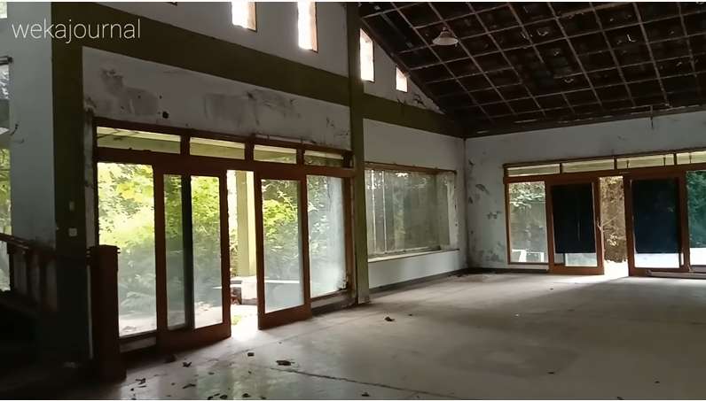 10 Potret Rumah Mewah Artis yang 15 Tahun Terbengkalai, Serem!