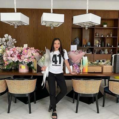 10 Potret Renny Sutiyoso, Sempat Viral Jual Rawon 500 Ribu