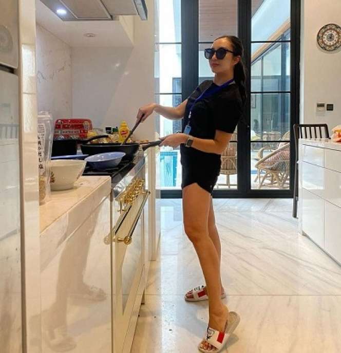 10 Potret Renny Sutiyoso, Sempat Viral Jual Rawon 500 Ribu