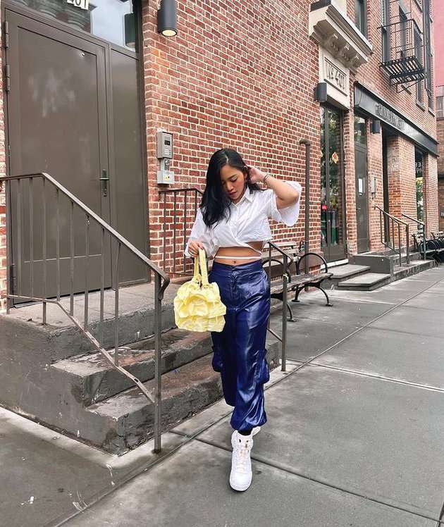 8 Penampilan Super Modis Rachel Vennya saat di New York