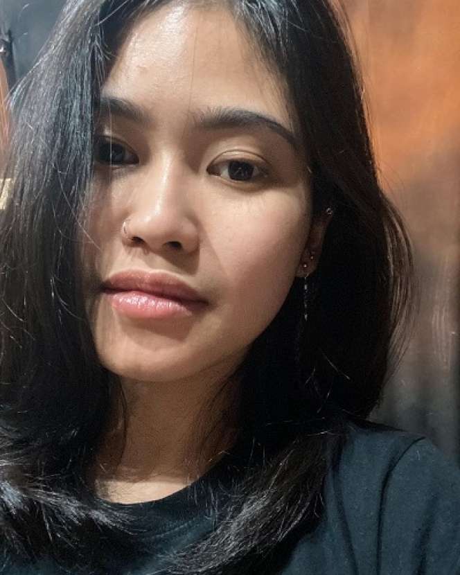 7 Potret Tya Produser Podcast Deddy Corbuzier, Pecinta Ular