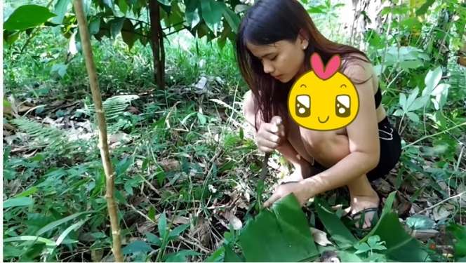 Asyik Mandi di Sungai, Cantiknya Gadis Dayak Ini Bikin Melongo