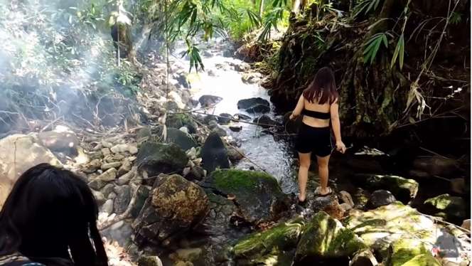 Asyik Mandi di Sungai, Cantiknya Gadis Dayak Ini Bikin Melongo