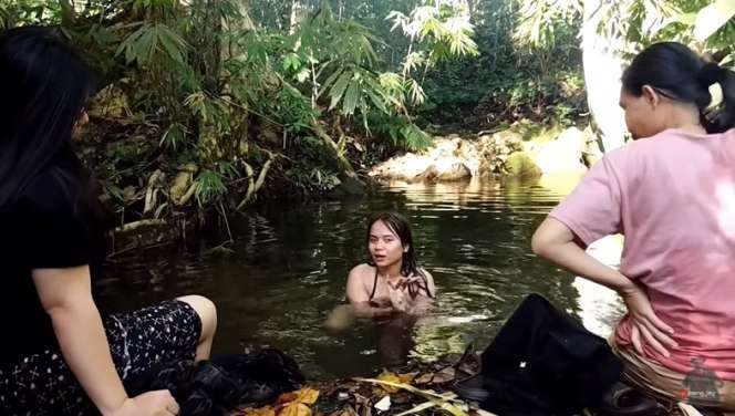 Asyik Mandi di Sungai, Cantiknya Gadis Dayak Ini Bikin Melongo
