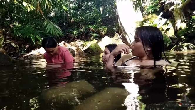 Asyik Mandi di Sungai, Cantiknya Gadis Dayak Ini Bikin Melongo