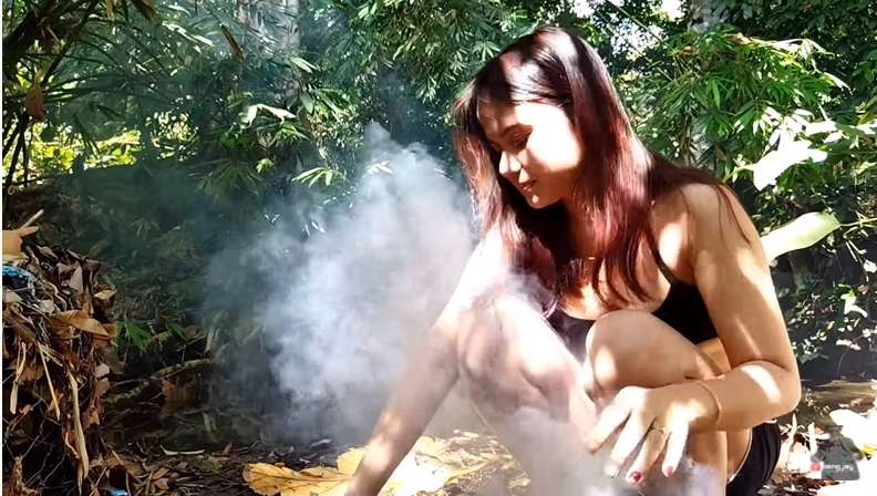 Asyik Mandi di Sungai, Cantiknya Gadis Dayak Ini Bikin Melongo