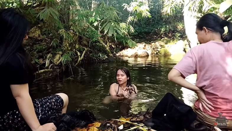 Asyik Mandi di Sungai, Cantiknya Gadis Dayak Ini Bikin Melongo