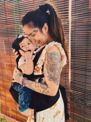5 Gaya Sheila Marcia Saat Momong Anak Jadi Sorotan 