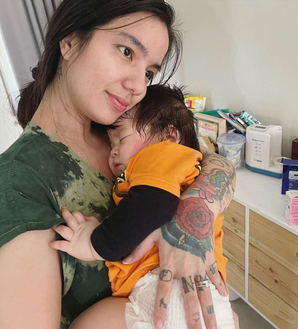 5 Gaya Sheila Marcia Saat Momong Anak Jadi Sorotan 