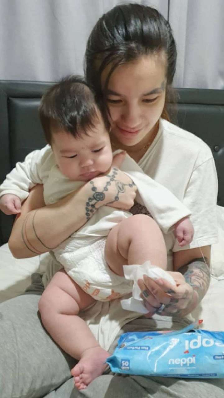 5 Gaya Sheila Marcia Saat Momong Anak Jadi Sorotan 