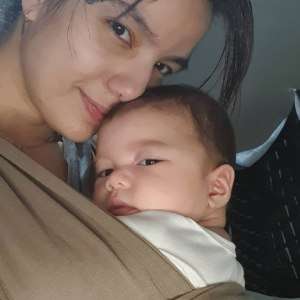 5 Gaya Sheila Marcia Saat Momong Anak Jadi Sorotan 