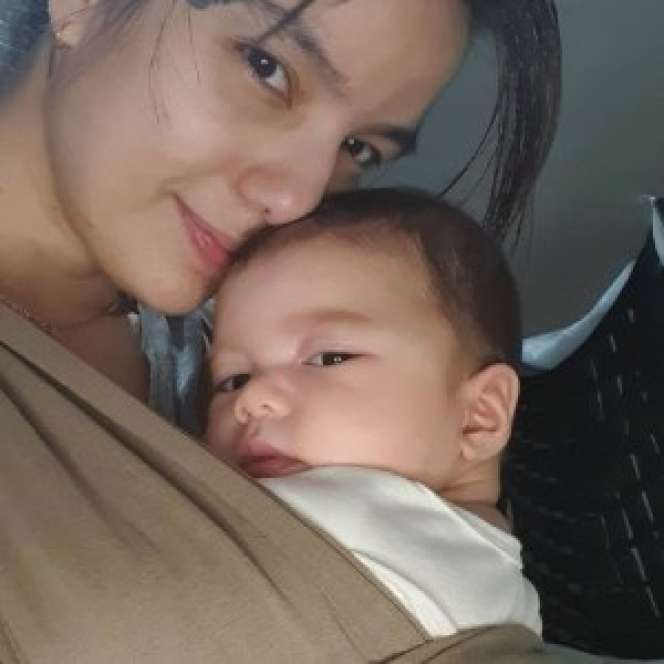 5 Gaya Sheila Marcia Saat Momong Anak Jadi Sorotan 