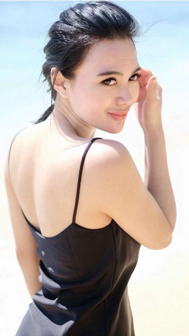 5 Potret Wika Salim Liburan ke Pantai, Pamer Kulit Mulus