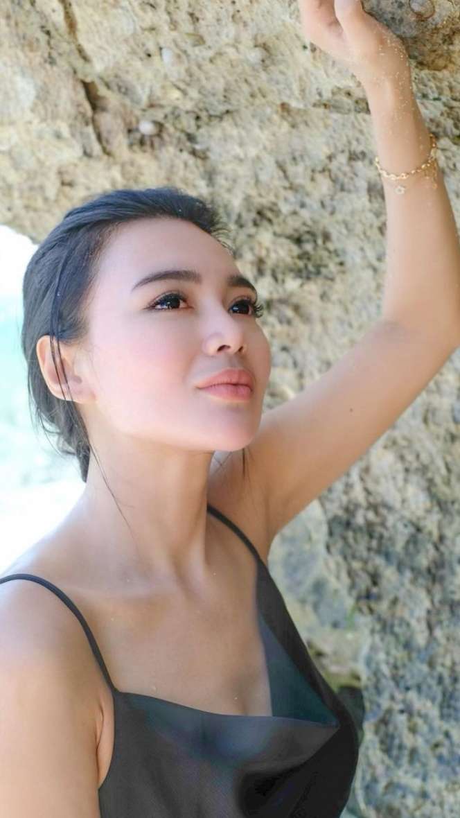 5 Potret Wika Salim Liburan ke Pantai, Pamer Kulit Mulus