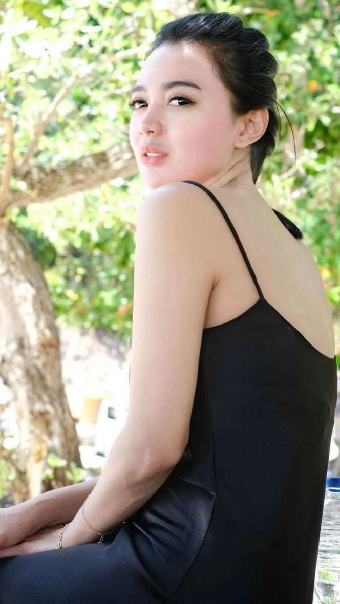 5 Potret Wika Salim Liburan ke Pantai, Pamer Kulit Mulus