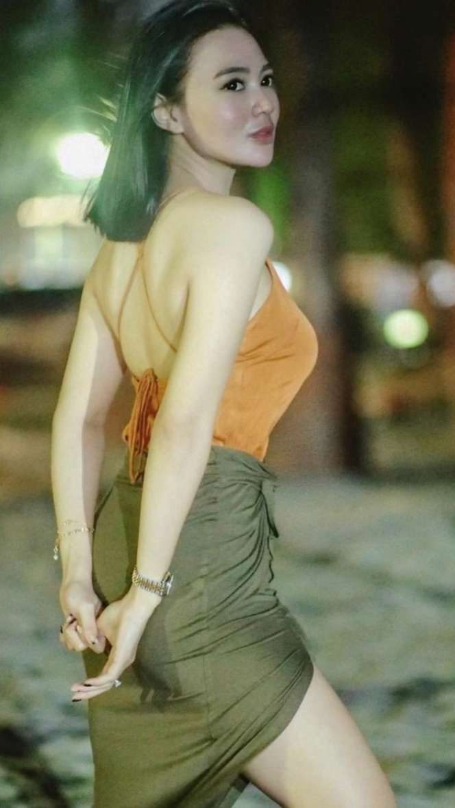 5 Potret Wika Salim Liburan ke Pantai, Pamer Kulit Mulus