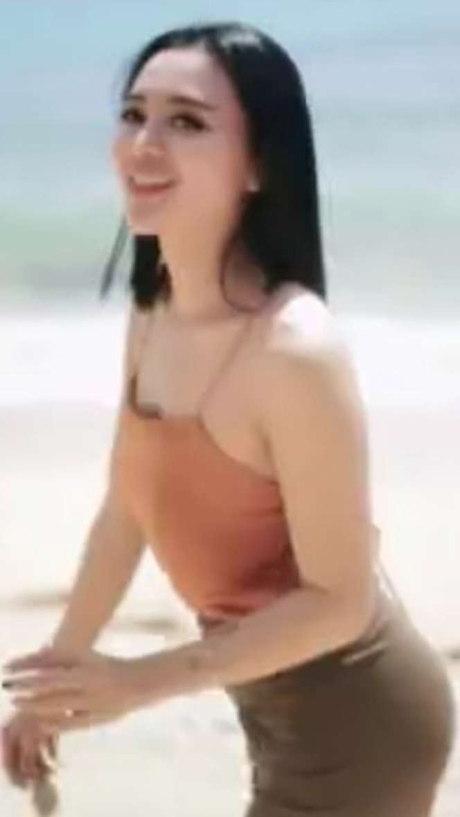 5 Potret Wika Salim Liburan ke Pantai, Pamer Kulit Mulus