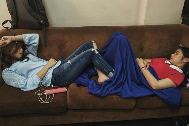 8 Aksi Kocak Artis Tidur di Sembarang Tempat, Soimah di Kebun!
