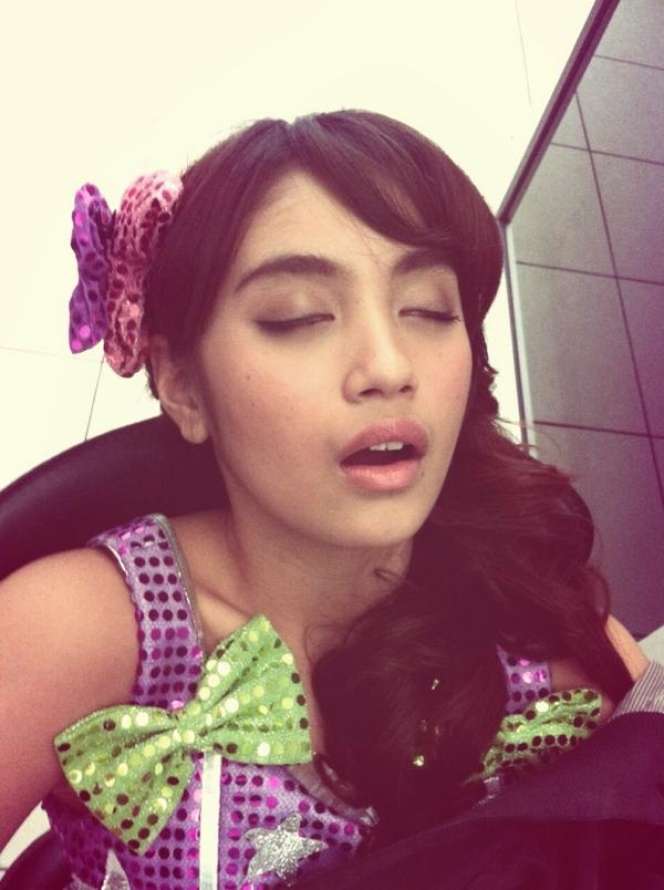 8 Aksi Kocak Artis Tidur di Sembarang Tempat, Soimah di Kebun!