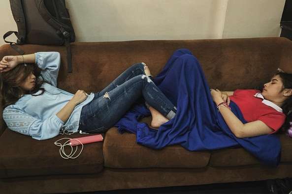 8 Aksi Kocak Artis Tidur di Sembarang Tempat, Soimah di Kebun!