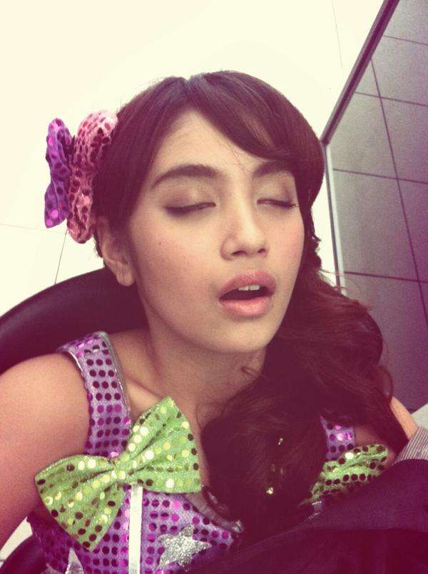 8 Aksi Kocak Artis Tidur di Sembarang Tempat, Soimah di Kebun!