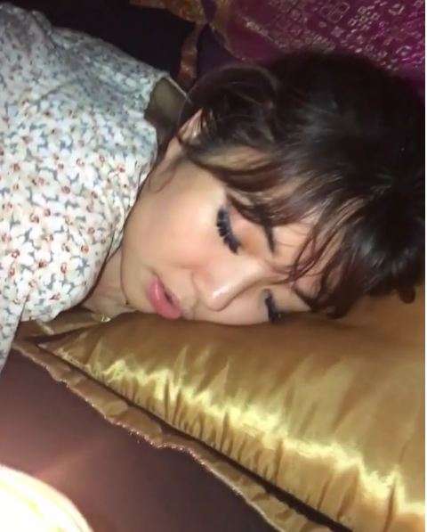 8 Aksi Kocak Artis Tidur di Sembarang Tempat, Soimah di Kebun!