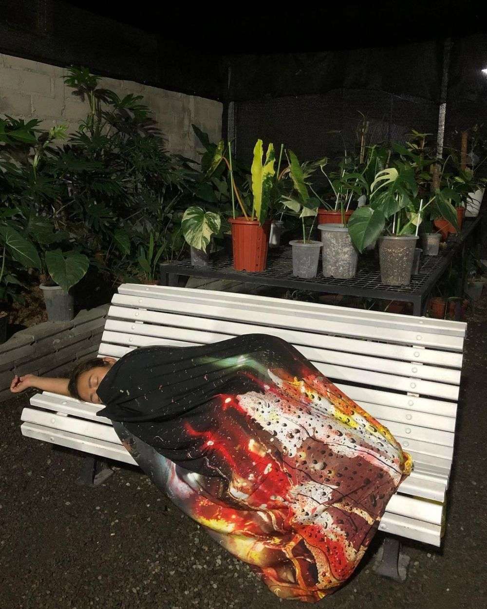 8 Aksi Kocak Artis Tidur di Sembarang Tempat, Soimah di Kebun!
