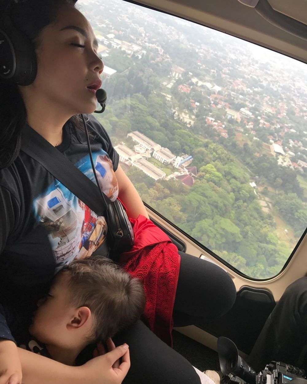 8 Aksi Kocak Artis Tidur di Sembarang Tempat, Soimah di Kebun!