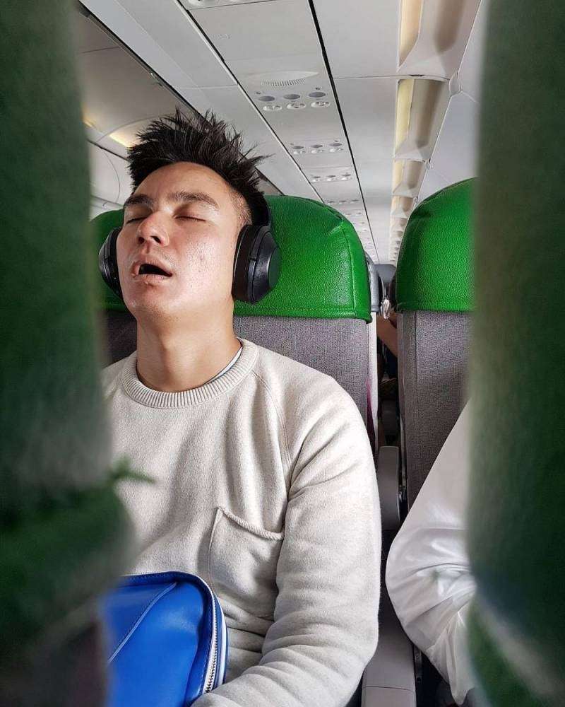 8 Aksi Kocak Artis Tidur di Sembarang Tempat, Soimah di Kebun!