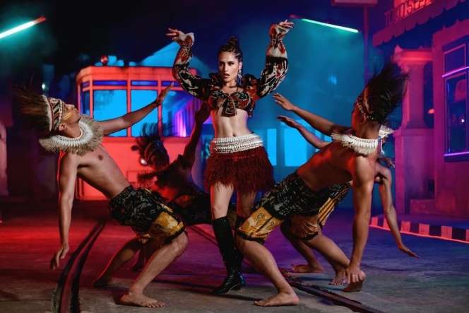 9 Gaya Keren Cinta Laura di Lagu Baru, Usung Budaya Indonesia