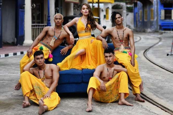 9 Gaya Keren Cinta Laura di Lagu Baru, Usung Budaya Indonesia