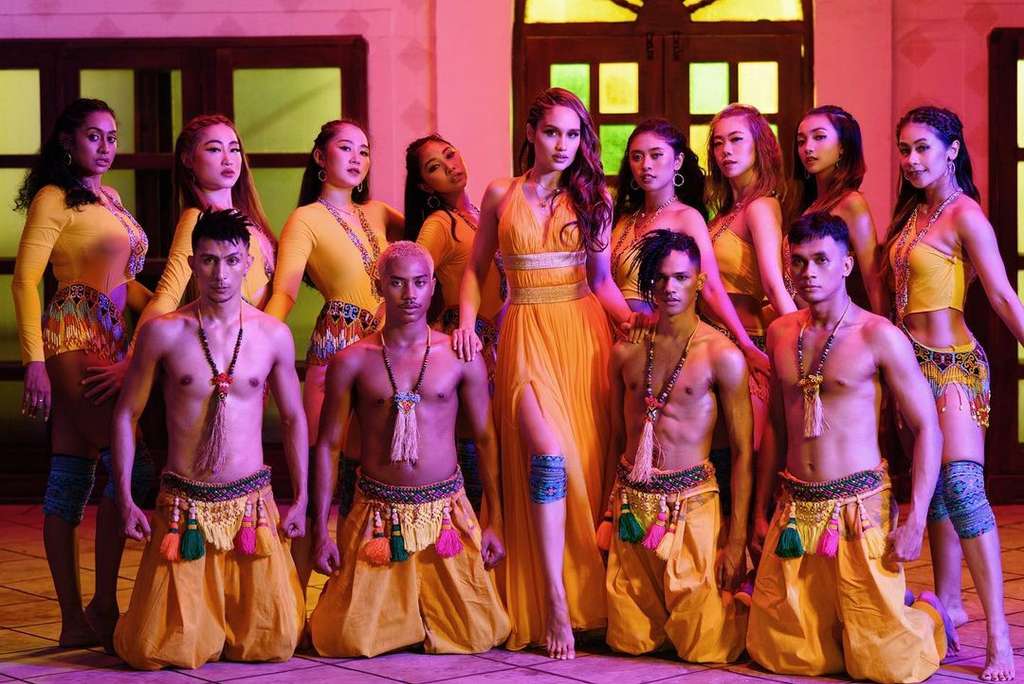 9 Gaya Keren Cinta Laura di Lagu Baru, Usung Budaya Indonesia
