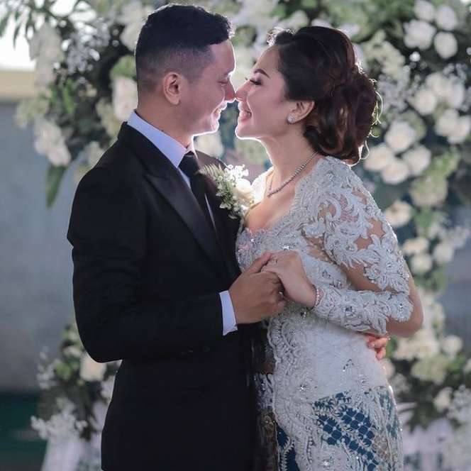 9 Potret Mesra Emma Waroka & Suami yang 18 Tahun Lebih Muda