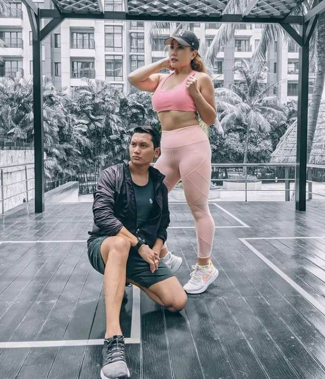 9 Potret Mesra Emma Waroka & Suami yang 18 Tahun Lebih Muda