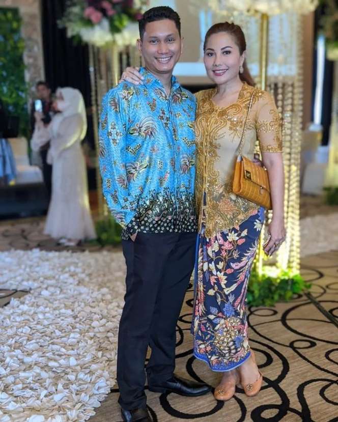 9 Potret Mesra Emma Waroka & Suami yang 18 Tahun Lebih Muda