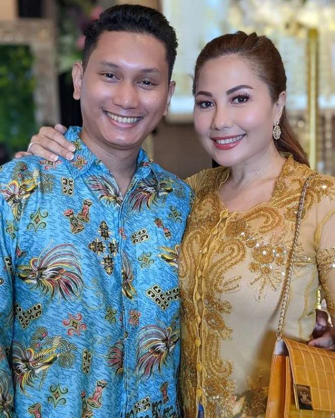 9 Potret Mesra Emma Waroka & Suami yang 18 Tahun Lebih Muda