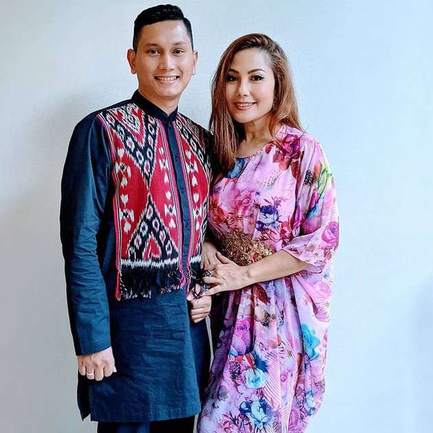 9 Potret Mesra Emma Waroka & Suami yang 18 Tahun Lebih Muda