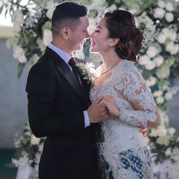9 Potret Mesra Emma Waroka & Suami yang 18 Tahun Lebih Muda
