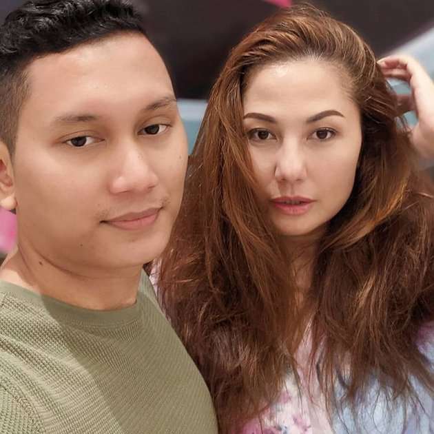 9 Potret Mesra Emma Waroka & Suami yang 18 Tahun Lebih Muda