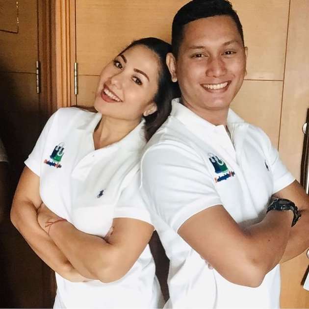 9 Potret Mesra Emma Waroka & Suami yang 18 Tahun Lebih Muda