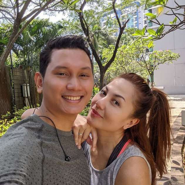 9 Potret Mesra Emma Waroka & Suami yang 18 Tahun Lebih Muda
