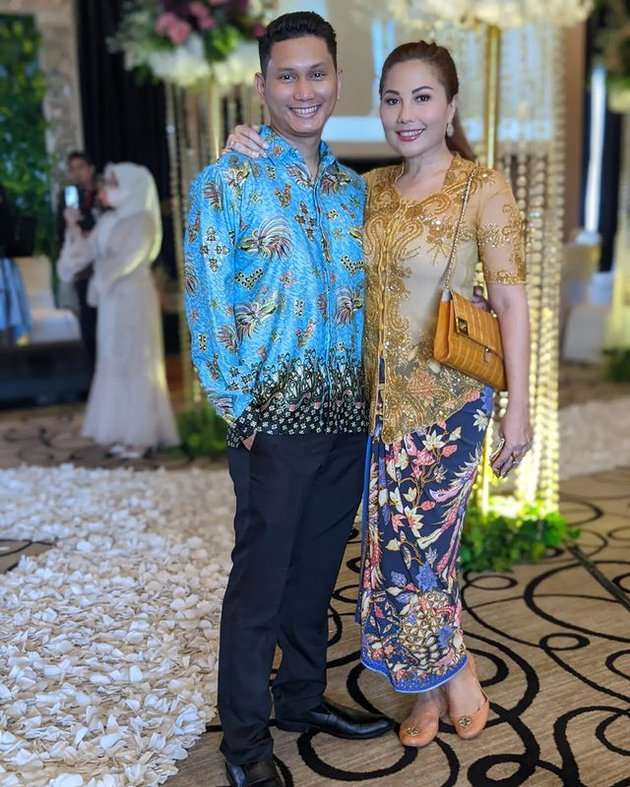 9 Potret Mesra Emma Waroka & Suami yang 18 Tahun Lebih Muda
