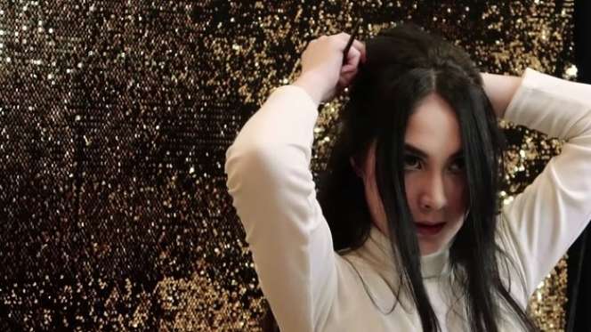 6 Potret Arumi Bachsin Dibilang Mirip Suzzana, Makeup 3 Jam