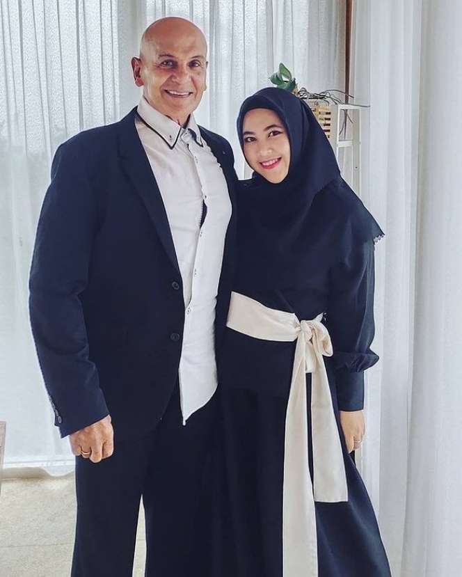8 Potret Mesra Mark Sungkar & Istri yang Terpaut Usia 45 Tahun