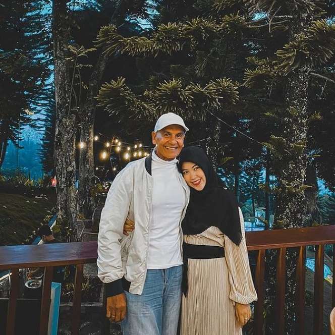 8 Potret Mesra Mark Sungkar & Istri yang Terpaut Usia 45 Tahun