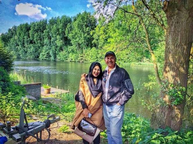 8 Potret Mesra Mark Sungkar & Istri yang Terpaut Usia 45 Tahun