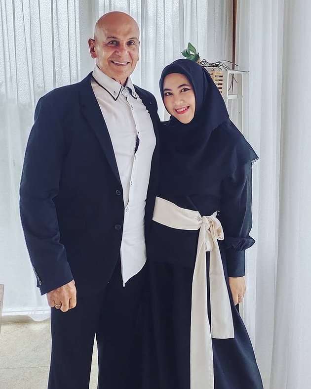 8 Potret Mesra Mark Sungkar & Istri yang Terpaut Usia 45 Tahun