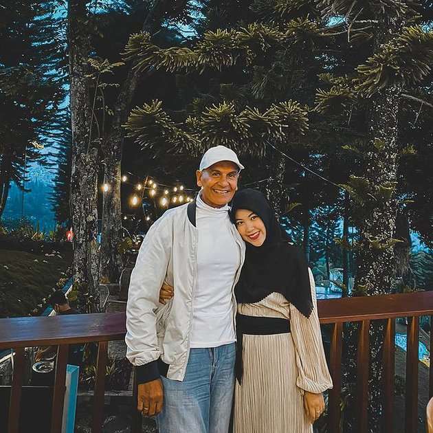 8 Potret Mesra Mark Sungkar & Istri yang Terpaut Usia 45 Tahun