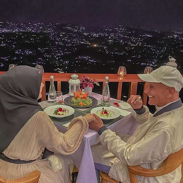 8 Potret Mesra Mark Sungkar & Istri yang Terpaut Usia 45 Tahun